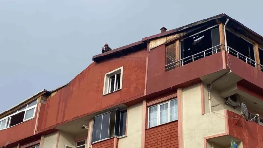 Yıldırımın düştüğü çatı katı alevlere teslim oldu