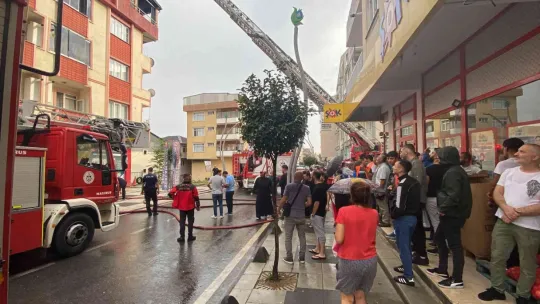 Yıldırımın düştüğü çatı katı alevlere teslim oldu