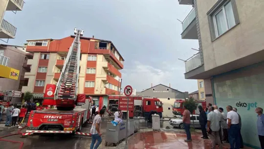Yıldırımın düştüğü çatı katı alevlere teslim oldu