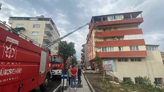 Yıldırımın düştüğü çatı katı alevlere teslim oldu