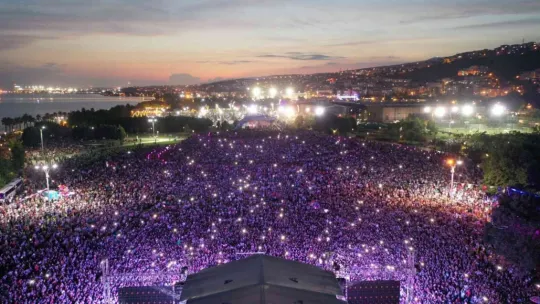 Yıldız Tilbe İzmit'i salladı!