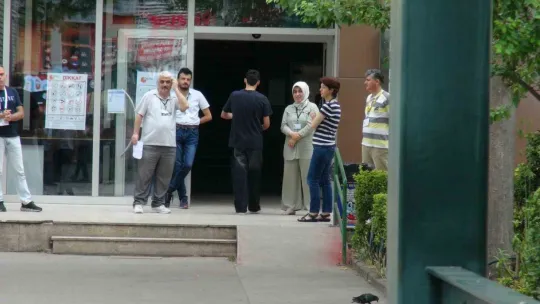 Öğrenciler salonda, aileler dışarda ter döktü
