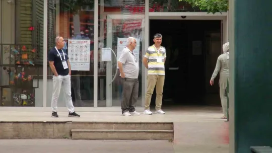 Öğrenciler salonda, aileler dışarda ter döktü
