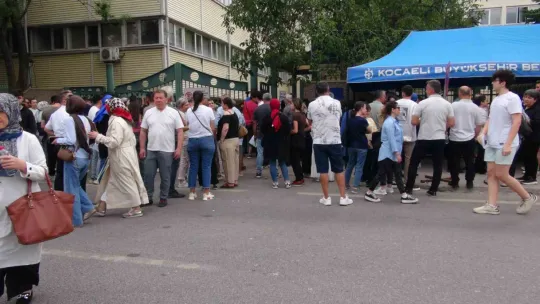 Öğrenciler salonda, aileler dışarda ter döktü