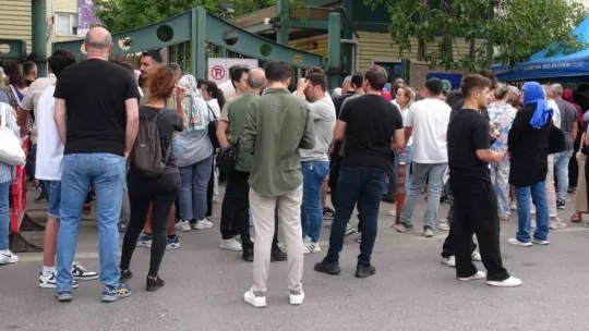 Öğrenciler salonda, aileler dışarda ter döktü
