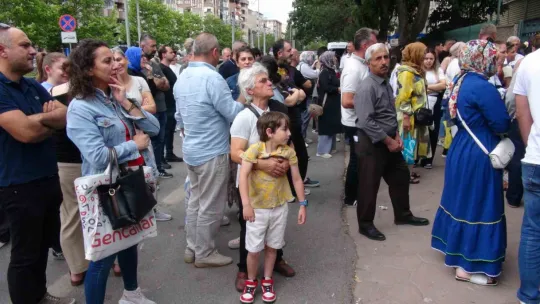 Öğrenciler salonda, aileler dışarda ter döktü