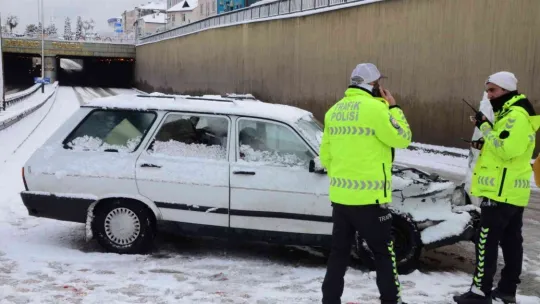 Yoğun karda zorlanan sürücülerin yardımına polis ekipleri koştu