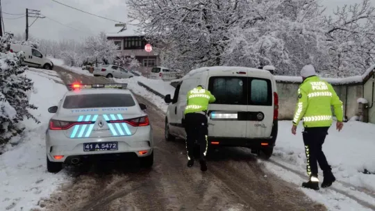 Yoğun karda zorlanan sürücülerin yardımına polis ekipleri koştu