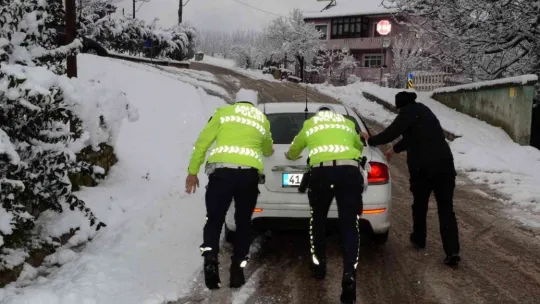 Yoğun karda zorlanan sürücülerin yardımına polis ekipleri koştu