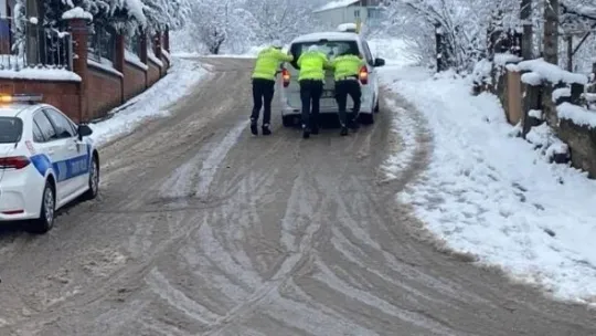 Yoğun karda zorlanan sürücülerin yardımına polis ekipleri koştu