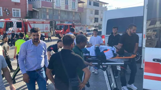 Yokuşta aşağı inerken kontrolden çıkan iş makinesi dehşet saçtı: 2'si çocuk 4 yaralı