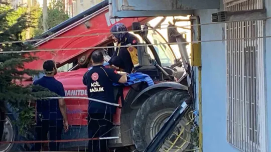 Yokuşta aşağı inerken kontrolden çıkan iş makinesi dehşet saçtı: 2'si çocuk 4 yaralı
