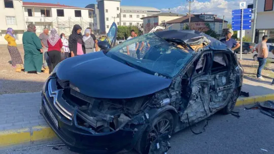 Yokuşta aşağı inerken kontrolden çıkan iş makinesi dehşet saçtı: 2'si çocuk 4 yaralı