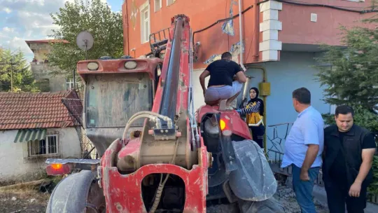 Yokuşta aşağı inerken kontrolden çıkan iş makinesi dehşet saçtı: 2'si çocuk 4 yaralı