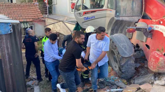Yokuşta aşağı inerken kontrolden çıkan iş makinesi dehşet saçtı: 2'si çocuk 4 yaralı