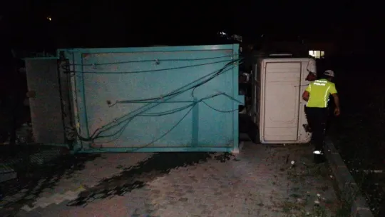 Yokuşta geriye kayan çöp kamyonu devrildi