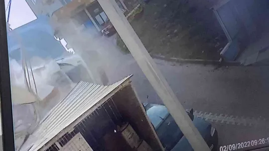 Yokuşta kayan kamyon dehşet saçtı
