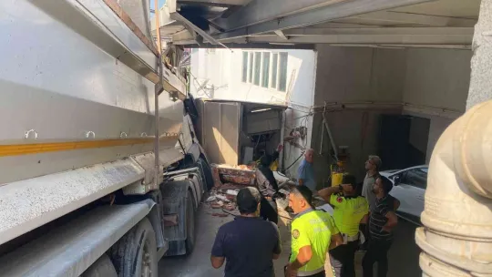 Yokuşta kayan kamyon dehşet saçtı