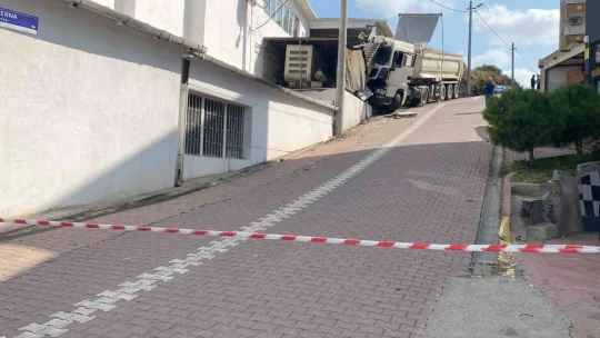 Yokuşta kayan kamyon dehşet saçtı