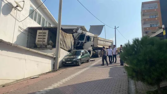 Yokuşta kayan kamyon dehşet saçtı