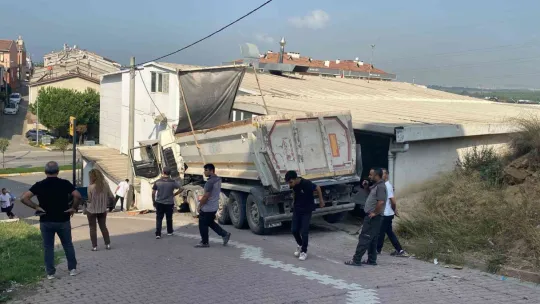 Yokuşta kayan kamyon dehşet saçtı