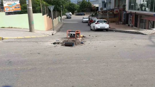 Yol çalışması yapan işçiye araç çarptı