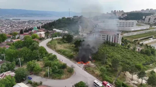 Yol kenarına bırakılan atıklar yangına sebep oldu