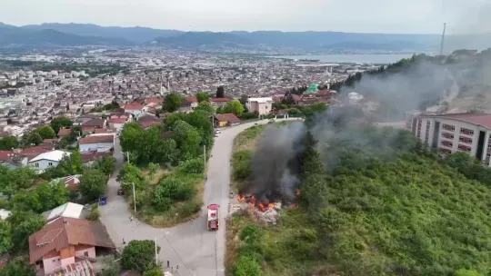 Yol kenarına bırakılan atıklar yangına sebep oldu