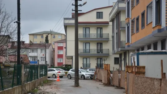 Yol ortasındaki direk şaşkına çeviriyor