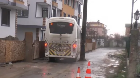 Yol ortasındaki direk şaşkına çeviriyor