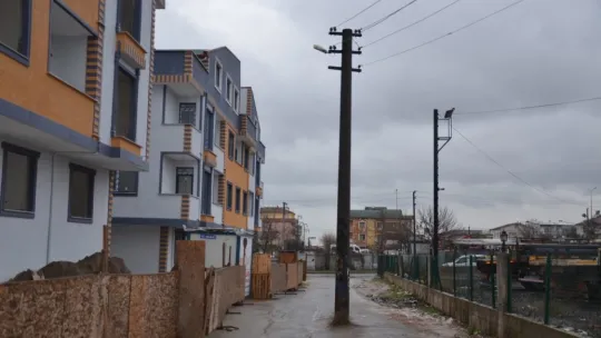 Yol ortasındaki direk şaşkına çeviriyor