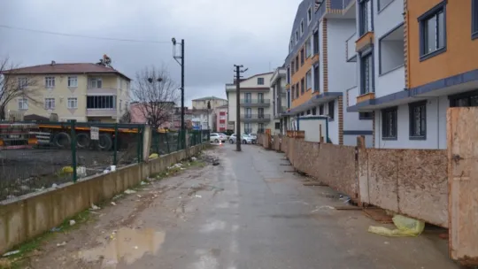 Yol ortasındaki direk şaşkına çeviriyor