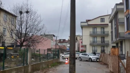 Yol ortasındaki direk şaşkına çeviriyor