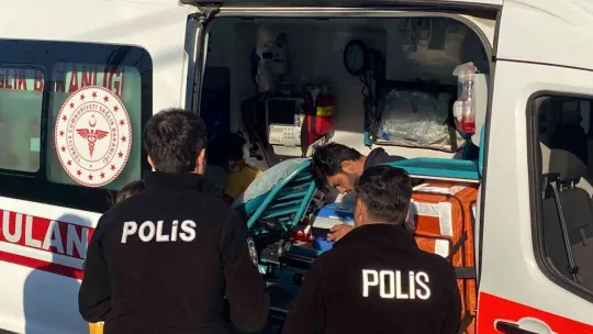 Yola atlayan 2 çocuğa otomobil çarptı