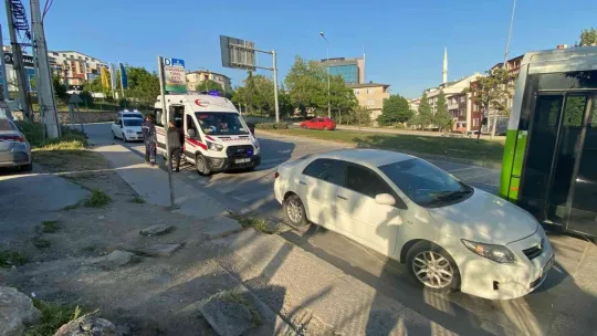 Yola atlayan 2 çocuğa otomobil çarptı