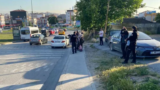 Yola atlayan 2 çocuğa otomobil çarptı