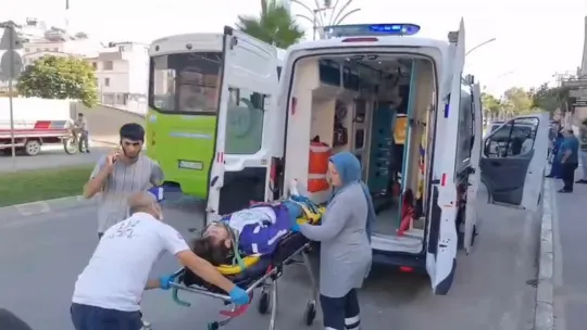 Yayaya çarpmamak istedi, araca girdi