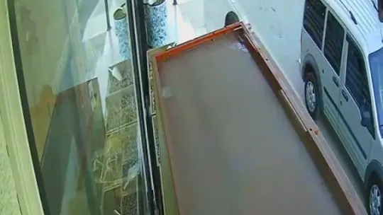 Yayaya çarpmamak istedi, araca girdi
