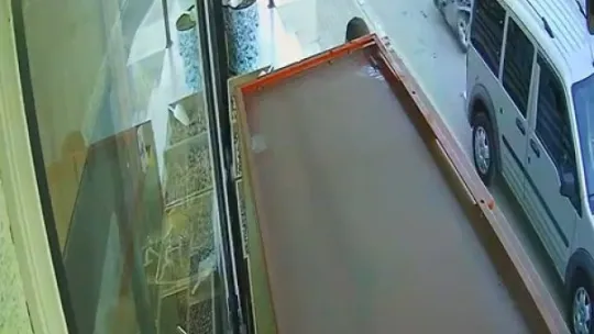 Yayaya çarpmamak istedi, araca girdi