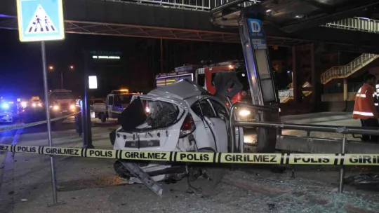Otomobil duraktaki halk otobüsüne çarptı: 1 ölü, 2 yaralı