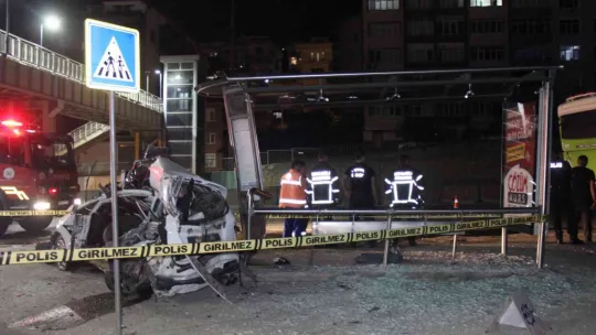 Otomobil duraktaki halk otobüsüne çarptı: 1 ölü, 2 yaralı