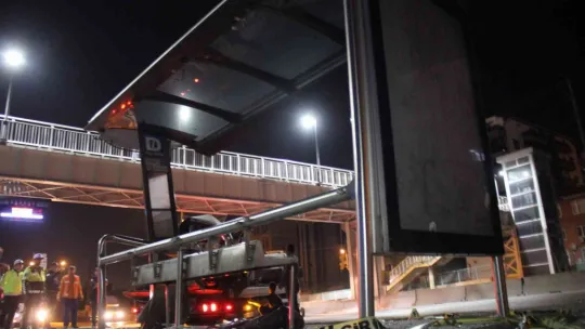 Otomobil duraktaki halk otobüsüne çarptı: 1 ölü, 2 yaralı