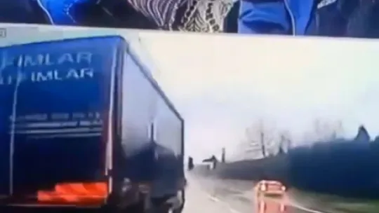 Minibüsün kamyona çarptığı kazanın görüntüleri ortaya çıktı