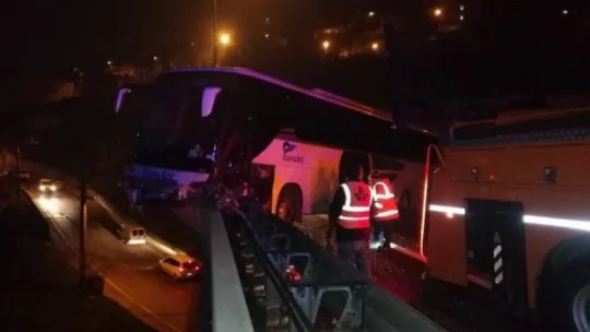 Yolcu dolu otobüs TEM'de kontrolden çıkıp viyadükte asılı kaldı!