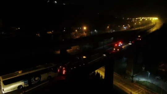 Yolcu dolu otobüs TEM'de kontrolden çıkıp viyadükte asılı kaldı!