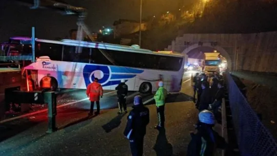 Yolcu dolu otobüs TEM'de kontrolden çıkıp viyadükte asılı kaldı!