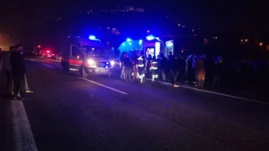 Yolcu dolu otobüs TEM'de kontrolden çıkıp viyadükte asılı kaldı!