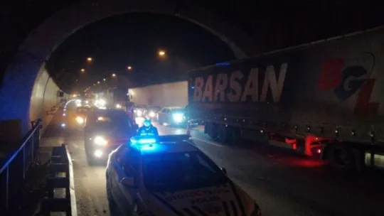 Yolcu dolu otobüs TEM'de kontrolden çıkıp viyadükte asılı kaldı!