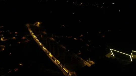 Yolcu dolu otobüs TEM'de kontrolden çıkıp viyadükte asılı kaldı!