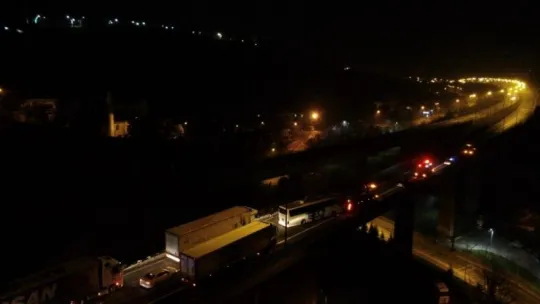 Yolcu dolu otobüs TEM'de kontrolden çıkıp viyadükte asılı kaldı!